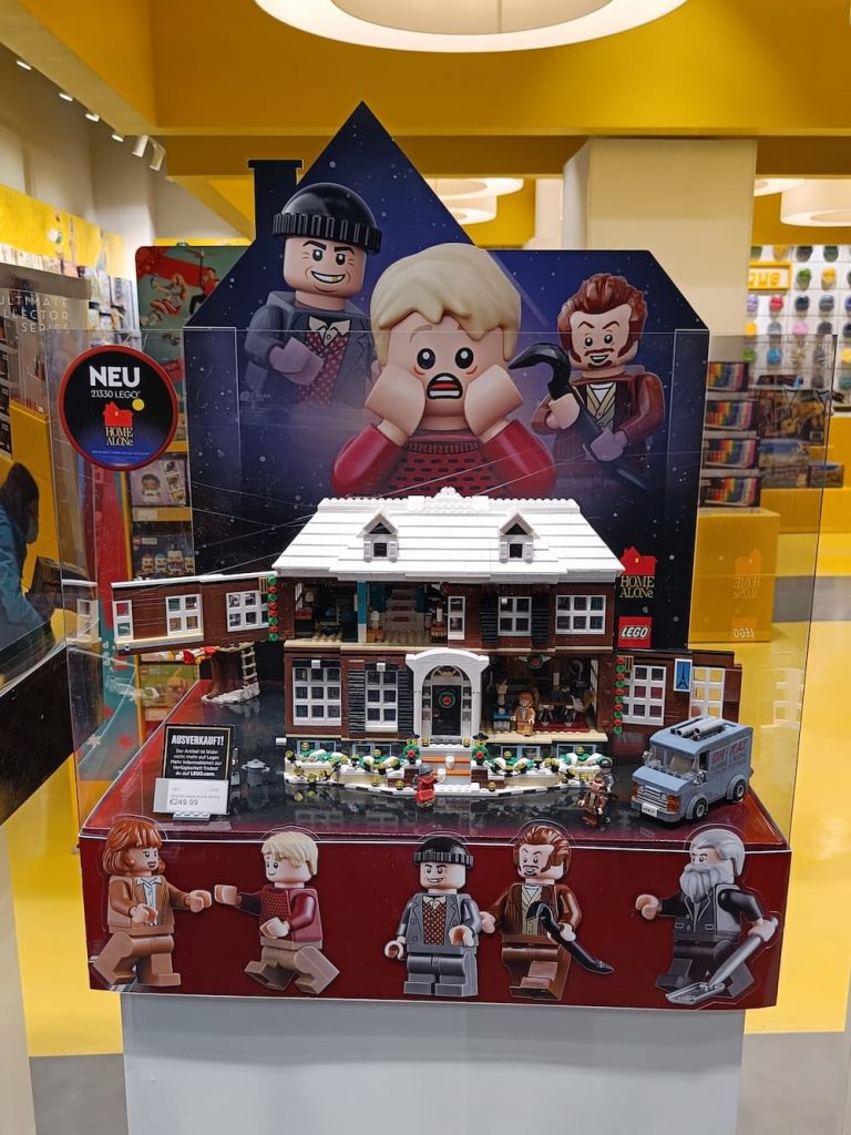 Kevin allein zu Haus im LEGO Store